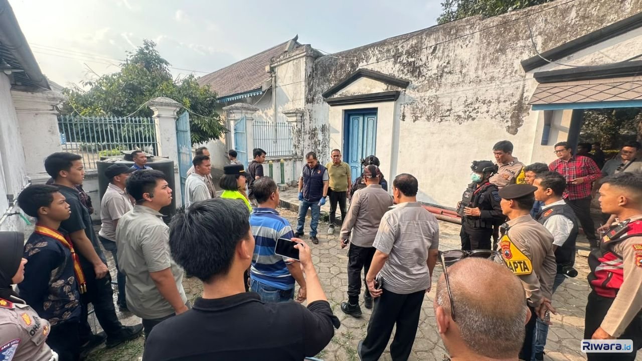 Penemuan granat kuno di lingkungan Karaton Surakarta Hadiningrat menjadi perhatian saat pembersihan kawasan peninggalan sejarah Selasa 20 Oktober 2026